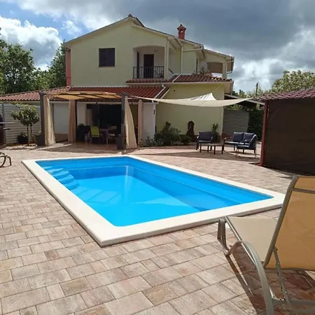 Hilda - Two Bedroom Barban